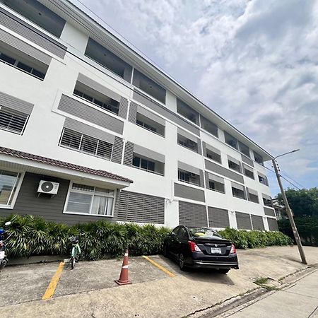 Ruan Plaisoi Apartment Bangkok Exteriör bild