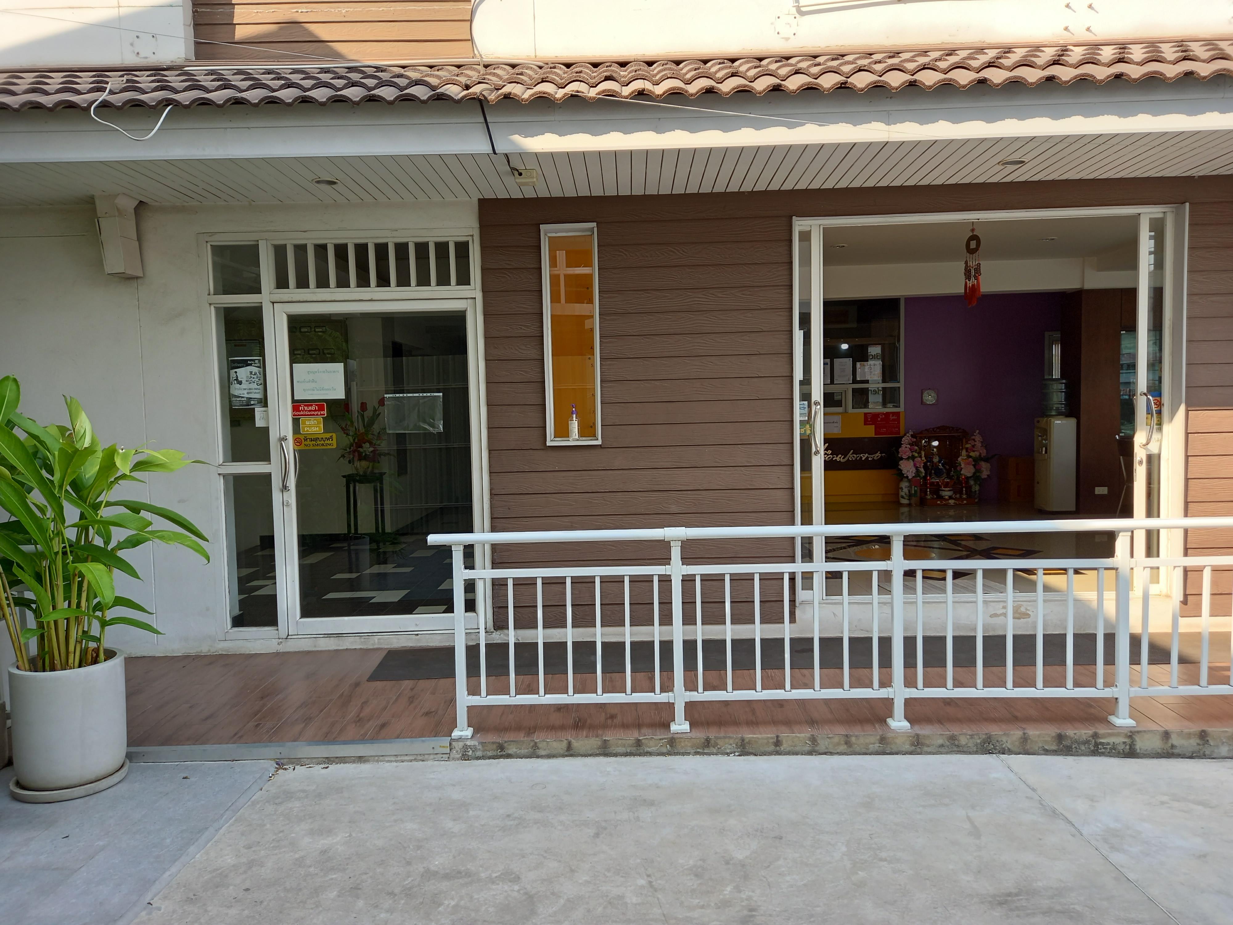 Ruan Plaisoi Apartment Bangkok Exteriör bild