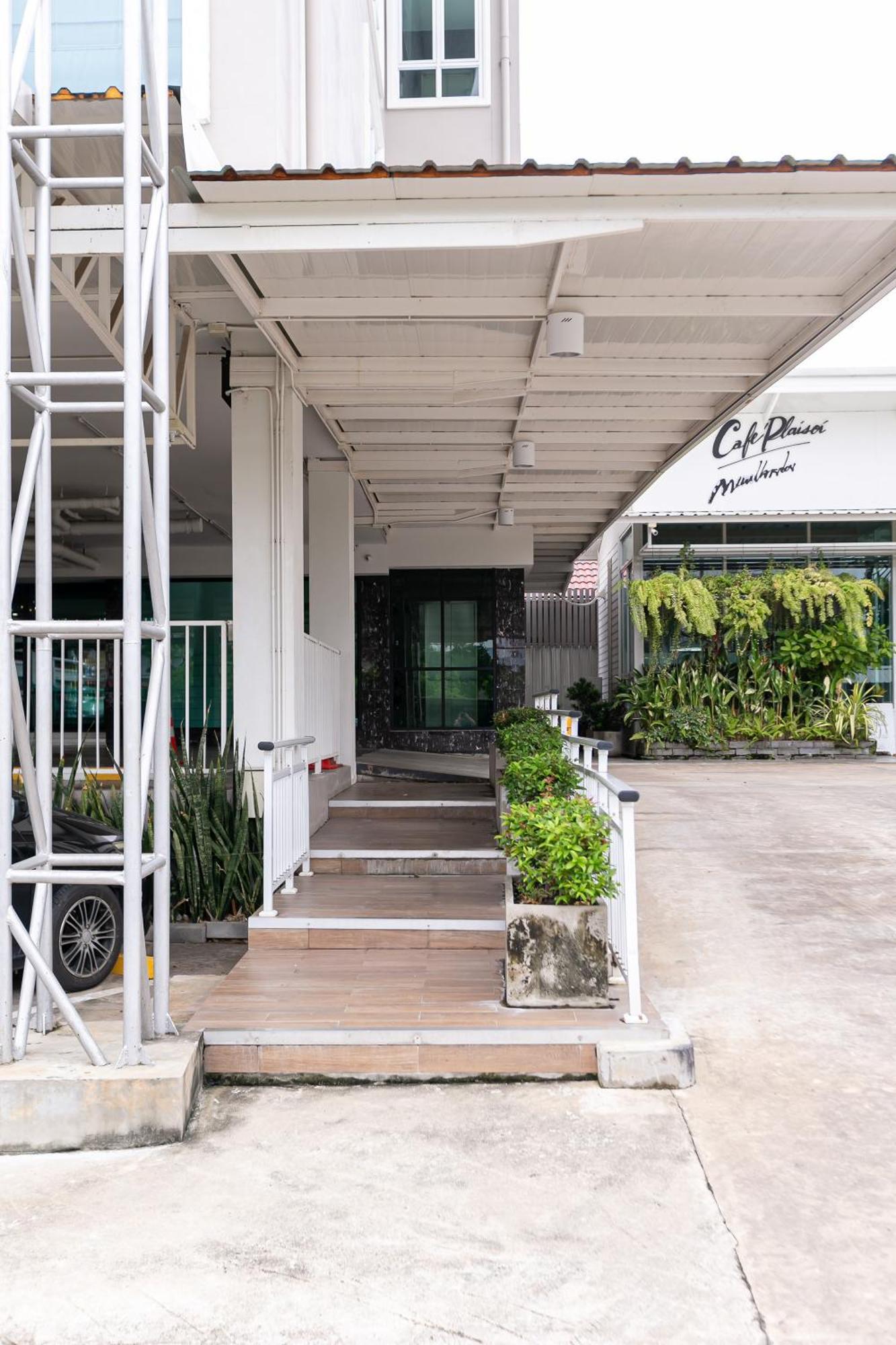 Ruan Plaisoi Apartment Bangkok Exteriör bild