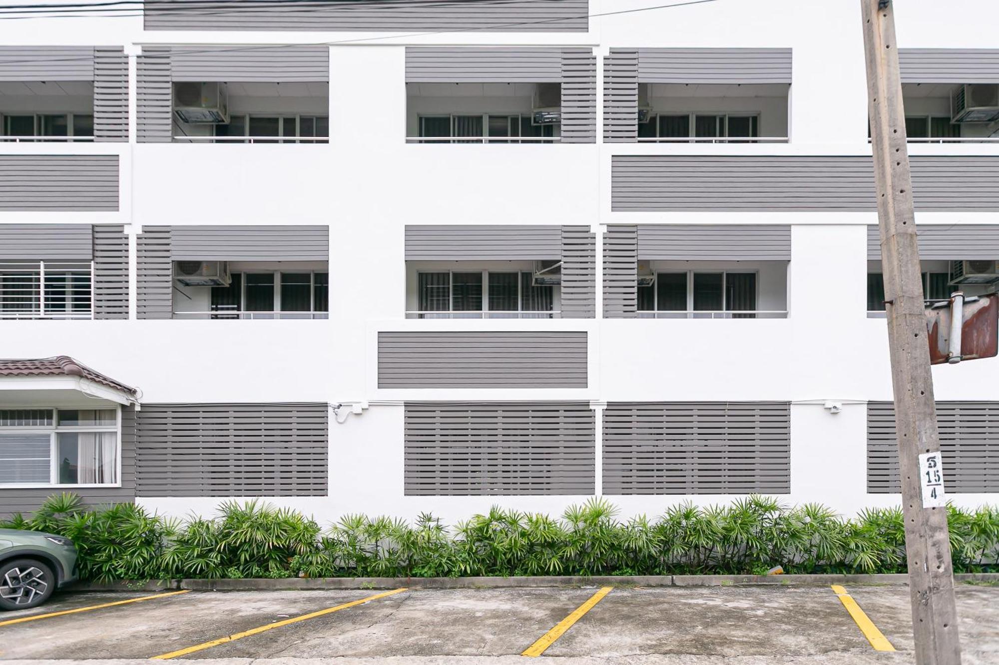 Ruan Plaisoi Apartment Bangkok Exteriör bild