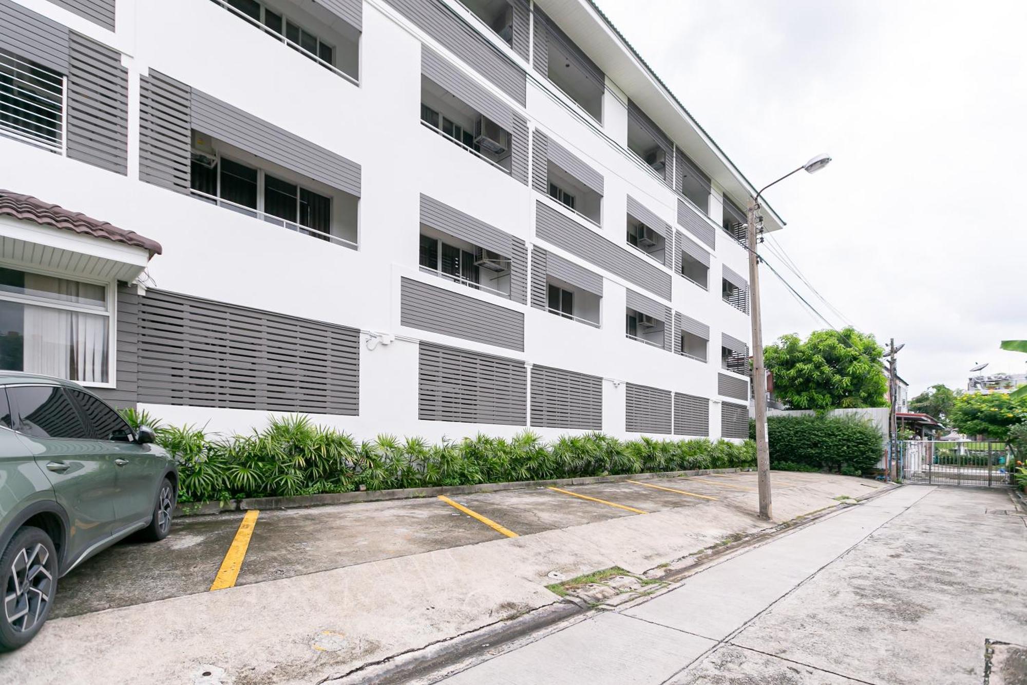 Ruan Plaisoi Apartment Bangkok Exteriör bild