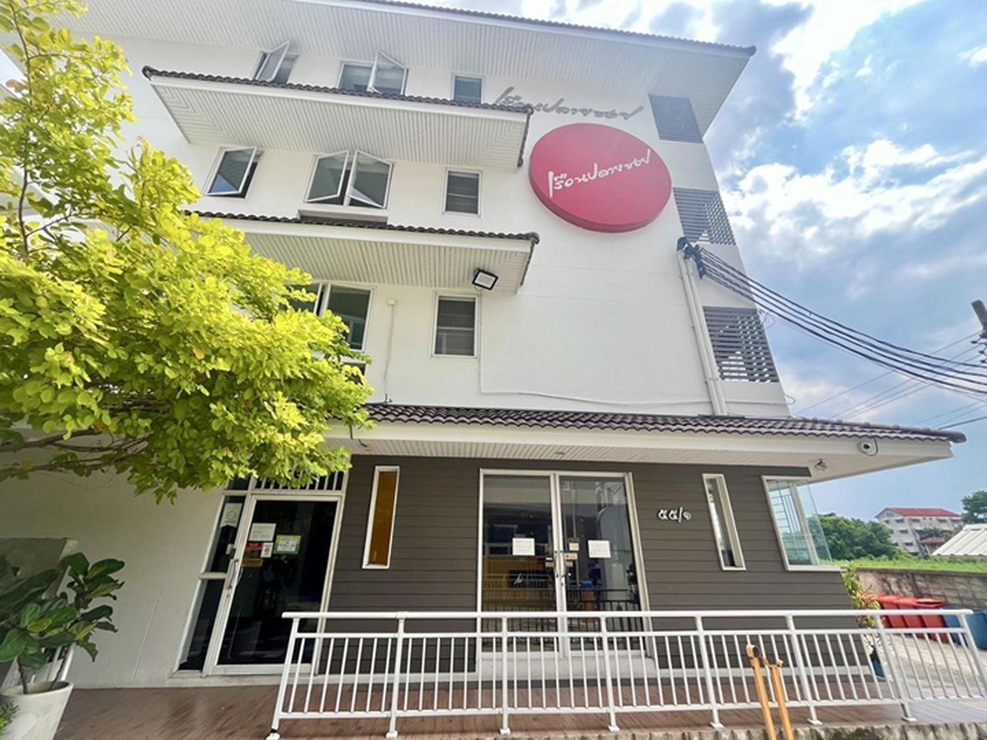Ruan Plaisoi Apartment Bangkok Exteriör bild