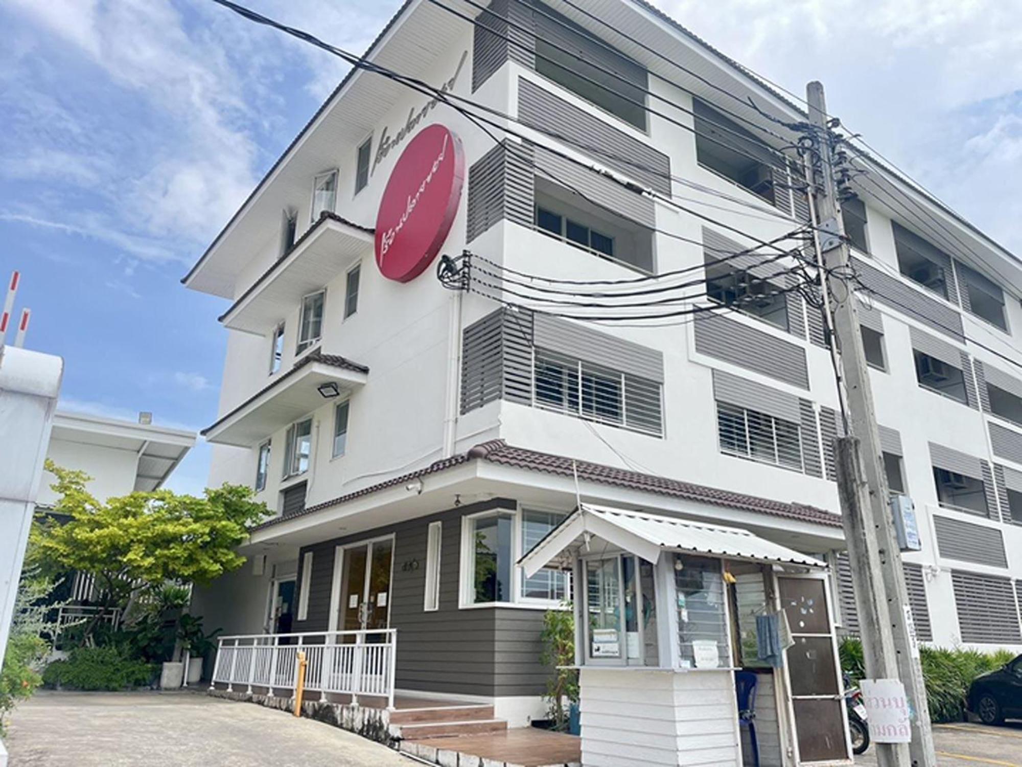 Ruan Plaisoi Apartment Bangkok Exteriör bild